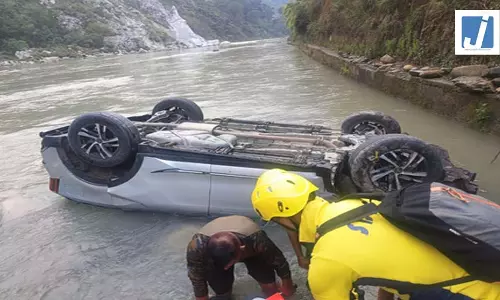 बड़ा हादसा टला, केदारनाथ जा रही कार नदी किनारे गिरी, पांच यात्री सुरक्षित बचाए गए बड़ा हादसा टला, केदारनाथ जा रही कार नदी किनारे गिरी, पांच यात्री सुरक्षित बचाए गए