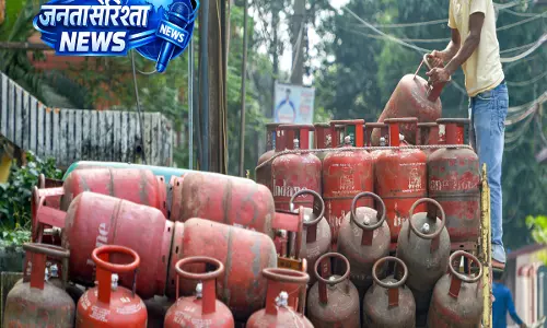 Govt: दुनिया में सबसे कम कुकिंग गैस की कीमत चुका रहे हैं भारतीय