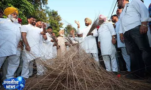Chandigarh कांग्रेस ने झाड़ू का ‘अनादर’ करने पर कार्यकर्ताओं को गिरफ्तार किया Chandigarh कांग्रेस ने झाड़ू का ‘अनादर’ करने पर कार्यकर्ताओं को गिरफ्तार किया