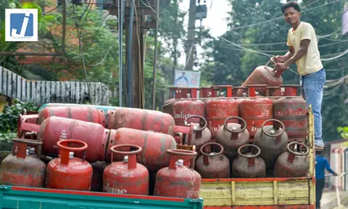 LPG कीमतों पर सरकार का दावा, भारत में सबसे कम दामों पर मिल रही रसोई गैस LPG कीमतों पर सरकार का दावा, भारत में सबसे कम दामों पर मिल रही रसोई गैस