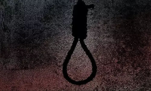 Chhatarpur : किशोरी ने घर में फांसी लगाकर की आत्महत्या, पूरे गांव में मचा हड़कंप Chhatarpur : किशोरी ने घर में फांसी लगाकर की आत्महत्या, पूरे गांव में मचा हड़कंप