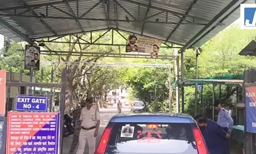 कोर्ट में लगी आग, दमकल विभाग ने कड़ी मशक्कत के बाद पाया काबू कोर्ट में लगी आग, दमकल विभाग ने कड़ी मशक्कत के बाद पाया काबू