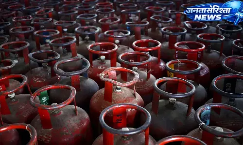 LPG कीमतों में तेज़ी के बावजूद भारत में कुकिंग गैस सबसे सस्ती, PMUY लाभार्थियों को राहत LPG कीमतों में तेज़ी के बावजूद भारत में कुकिंग गैस सबसे सस्ती, PMUY लाभार्थियों को राहत