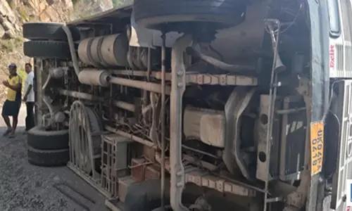 हाईवे पर बस पलटी, 8 लोग हुए घायल हाईवे पर बस पलटी, 8 लोग हुए घायल