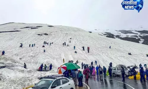 Himachal: जून की बर्फबारी से मनाली, लाहौल में पर्यटकों की भीड़ बढ़ी Himachal: जून की बर्फबारी से मनाली, लाहौल में पर्यटकों की भीड़ बढ़ी