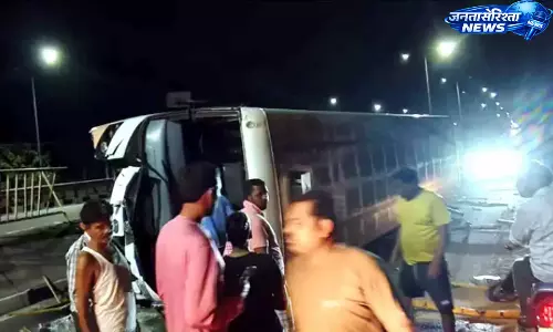 मंडमरी में सुपर लग्ज़री RTC बस पलटी, दो लोगों को मामूली चोटें मंडमरी में सुपर लग्ज़री RTC बस पलटी, दो लोगों को मामूली चोटें