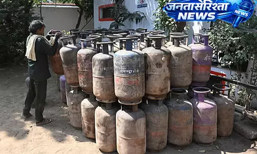 भारत में LPG कीमतों में बढ़ोतरी के बावजूद घरेलू गैस दुनिया में सबसे सस्ती, सरकार का दावा भारत में LPG कीमतों में बढ़ोतरी के बावजूद घरेलू गैस दुनिया में सबसे सस्ती, सरकार का दावा