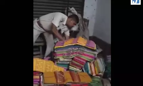 OMG हद हो गई! गिरफ्तारी से बचने साड़ियों के ढेर में छिपा नेता, फिर जो हुआ...देखें वायरल वीडियो