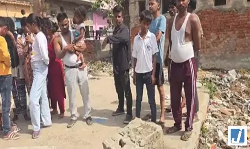 जर्जर शौचालय का ढांचा गिरने से 7 वर्षीय बच्ची की मौत, स्थानीय लोगों में आक्रोश