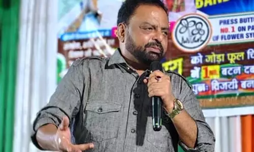पश्चिम बंगाल: मध्य कोलकाता में टीएमसी पार्षद के घर पर पुलिस का छापा पश्चिम बंगाल: मध्य कोलकाता में टीएमसी पार्षद के घर पर पुलिस का छापा