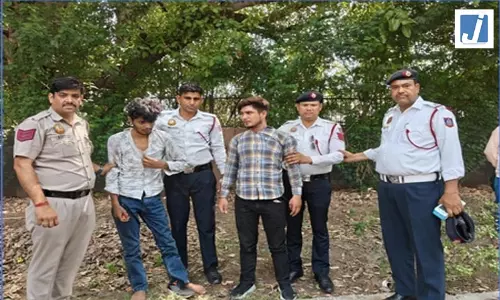 ट्रैफिक पुलिस की मुस्तैदी से दो झपटमार गिरफ्तार, छीने गए मोबाइल और बाइक बरामद ट्रैफिक पुलिस की मुस्तैदी से दो झपटमार गिरफ्तार, छीने गए मोबाइल और बाइक बरामद