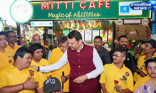 महाराष्ट्र के CM ने नवी मुंबई एयरपोर्ट पर दिव्यांग कैफे का दौरा किया महाराष्ट्र के CM ने नवी मुंबई एयरपोर्ट पर दिव्यांग कैफे का दौरा किया
