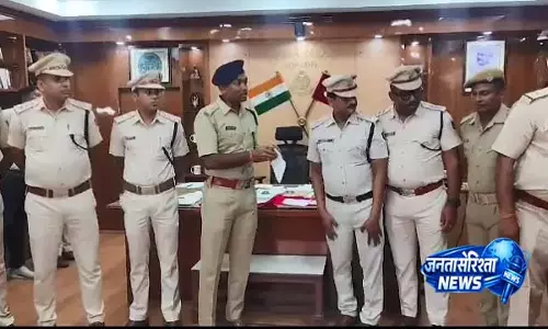 Police ने चेन स्नेचिंग गैंग का भंडाफोड़ किया, 80 ग्राम वजन की 7 सोने की चेन जब्त, 5 गिरफ्तार Police ने चेन स्नेचिंग गैंग का भंडाफोड़ किया, 80 ग्राम वजन की 7 सोने की चेन जब्त, 5 गिरफ्तार