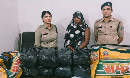 रायपुर में गोरखपुर की महिला गिरफ्तार, कब्जे से 8 लाख का गांजा जब्त रायपुर में गोरखपुर की महिला गिरफ्तार, कब्जे से 8 लाख का गांजा जब्त