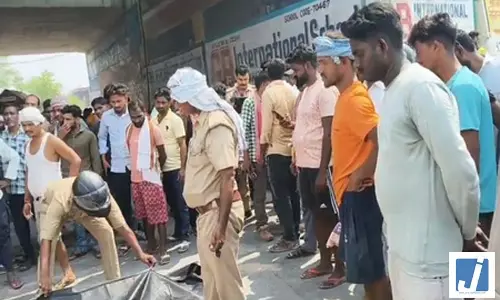 दर्दनाक सड़क हादसा, दो महीने की बच्ची समेत तीन की मौत दर्दनाक सड़क हादसा, दो महीने की बच्ची समेत तीन की मौत