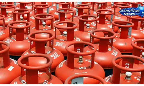 मध्य प्रदेश में LPG सिलेंडर महंगा, 14.2 किलो पर ₹29 की बढ़ोतरी लागू मध्य प्रदेश में LPG सिलेंडर महंगा, 14.2 किलो पर ₹29 की बढ़ोतरी लागू