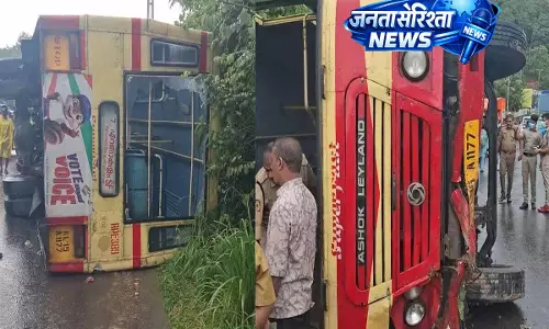 MC रोड पर बिजली के खंभे से टकराने के बाद KSRTC की बस पलट गई MC रोड पर बिजली के खंभे से टकराने के बाद KSRTC की बस पलट गई