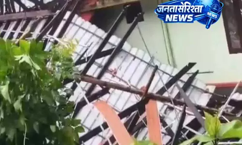 Pathanamthitta में तेज़ हवाओं ने स्कूल की छत उड़ा दी, बड़ा हादसा टल गया Pathanamthitta में तेज़ हवाओं ने स्कूल की छत उड़ा दी, बड़ा हादसा टल गया
