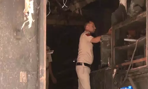 Delhi मालवीय नगर आग: गिरफ्तार होटल कुक को घटनास्थल पर लाया गया Delhi मालवीय नगर आग: गिरफ्तार होटल कुक को घटनास्थल पर लाया गया