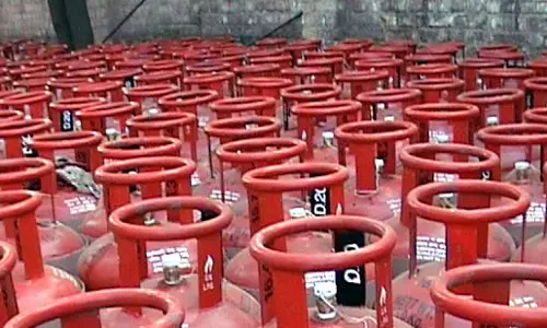रेट बढ़ने के बाद रायपुर में गैस सिलेंडर 1013 रुपये में मिल रहा रेट बढ़ने के बाद रायपुर में गैस सिलेंडर 1013 रुपये में मिल रहा