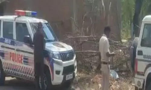 बिजली कर्मी के घर में चल रहा था ये काम, हिंदू संगठनों का हंगामा बिजली कर्मी के घर में चल रहा था ये काम, हिंदू संगठनों का हंगामा
