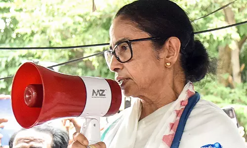 विश्वगुरु सरकार लोगों को महंगाई के झटकों से बचाने में नाकाम: LPG की कीमतों में बढ़ोतरी पर तृणमूल विश्वगुरु सरकार लोगों को महंगाई के झटकों से बचाने में नाकाम: LPG की कीमतों में बढ़ोतरी पर तृणमूल