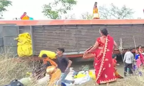 कवर्धा में बस हादसा, 15 यात्री घायल कवर्धा में बस हादसा, 15 यात्री घायल