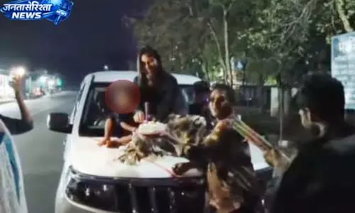 सड़क पर बर्थडे सेलिब्रेशन करते युवाओं का वीडियो वायरल सड़क पर बर्थडे सेलिब्रेशन करते युवाओं का वीडियो वायरल