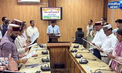 जिला परिषद सदस्यों ने ली शपथ, अध्यक्ष-उपाध्यक्ष पद पर भाजपा का दावा जिला परिषद सदस्यों ने ली शपथ, अध्यक्ष-उपाध्यक्ष पद पर भाजपा का दावा