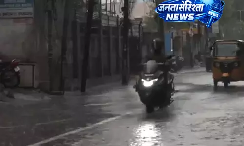 Telangana में भारी बारिश, हैदराबाद की सड़कें जलमग्न Telangana में भारी बारिश, हैदराबाद की सड़कें जलमग्न