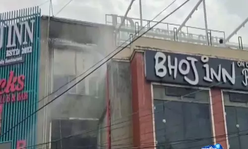 मध्य प्रदेश: Bhopal के रेस्टोरेंट में आग लगने से लाखों का सामान जलकर खाक मध्य प्रदेश: Bhopal के रेस्टोरेंट में आग लगने से लाखों का सामान जलकर खाक