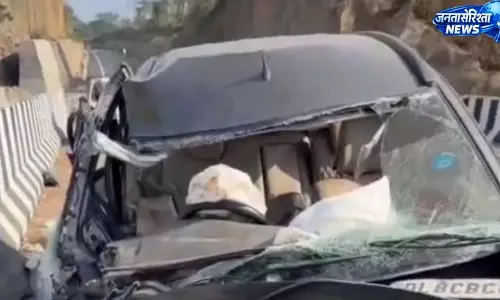 2 कारों में जोरदार टक्कर, महिला की मौत, 10 घायल 2 कारों में जोरदार टक्कर, महिला की मौत, 10 घायल