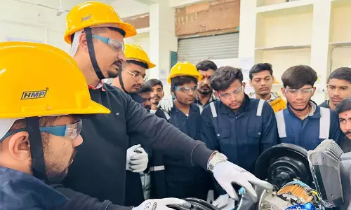 गुजरात में युवाओं के लिए नए स्किल कोर्स, AI और EV सेक्टर पर फोकस गुजरात में युवाओं के लिए नए स्किल कोर्स, AI और EV सेक्टर पर फोकस