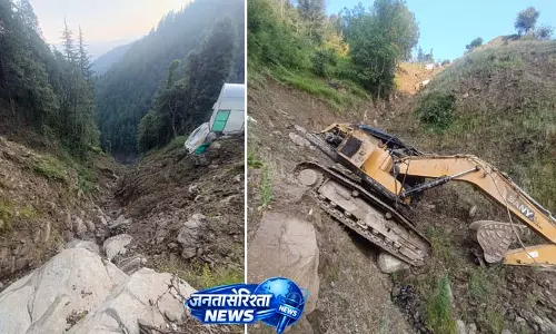 बगस्याड़ में LNT मशीन लेकर जा रहा ट्रक खाई में गिरा, चालक की मौत बगस्याड़ में LNT मशीन लेकर जा रहा ट्रक खाई में गिरा, चालक की मौत