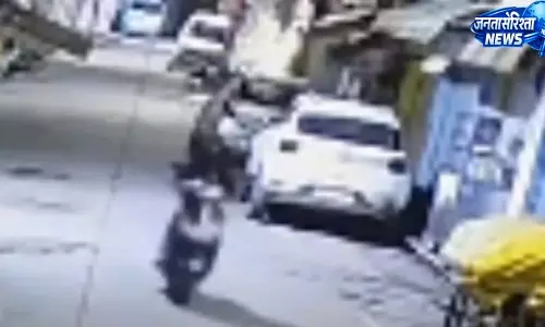 डॉक्टर की स्कूटी ले गए चोर, घर के बाहर की थी पार्क डॉक्टर की स्कूटी ले गए चोर, घर के बाहर की थी पार्क