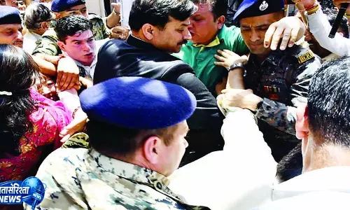 शपथ में ड्रामा, डीसी को लगे धक्के