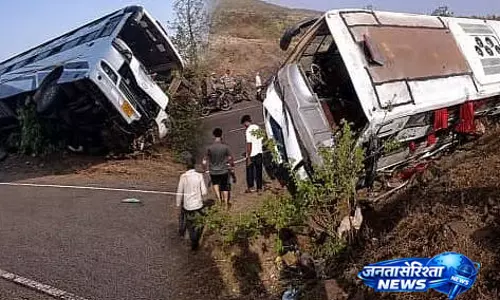 Beed-अहिल्यानगर हाईवे पर स्लीपर बस पलटी, 30 यात्री बाल-बाल बचे