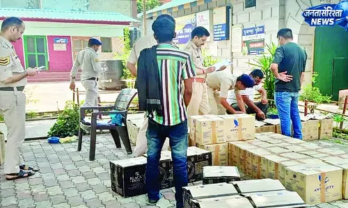 सुजानपुर पुलिस ने पकड़ी 90 पेटी शराब, गाड़ी जब्त