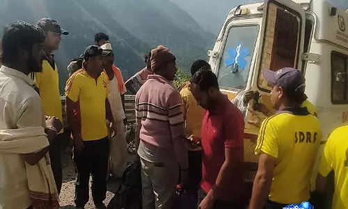 Uttarakhand: कौड़ियाला के पास बस पलटी, 8 यात्री मामूली रूप से घायल Uttarakhand: कौड़ियाला के पास बस पलटी, 8 यात्री मामूली रूप से घायल