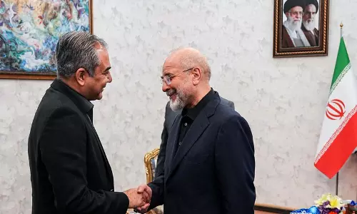अमेरिका-ईरान तनाव के बीच पाक गृह मंत्री Tehran पहुंचे, सुप्रीम लीडर को लेटर सौंपेंगे अमेरिका-ईरान तनाव के बीच पाक गृह मंत्री Tehran पहुंचे, सुप्रीम लीडर को लेटर सौंपेंगे
