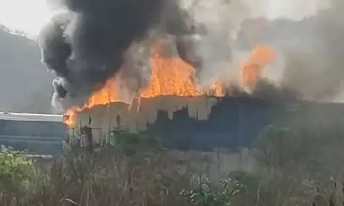 FIRE : सजावट गोदाम में भीषण आग, आग बुझाने के बाद कूलिंग ऑपरेशन जारी