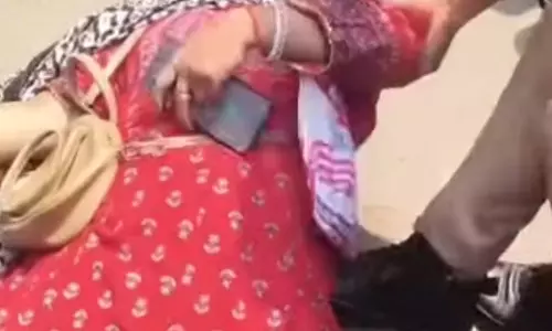 अस्पताल में गार्ड्स की बदतमीज़ी, महिला बेहोश, प्रशासन खामोश अस्पताल में गार्ड्स की बदतमीज़ी, महिला बेहोश, प्रशासन खामोश