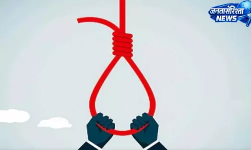 महिला पंच का शव पेड़ पर फंदे से लटका मिला, गांव में सनसनी महिला पंच का शव पेड़ पर फंदे से लटका मिला, गांव में सनसनी