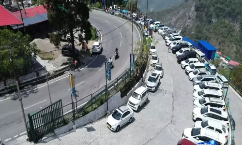 Dehradun-मसूरी मार्ग पर भारी जाम, पर्यटकों की भीड़ से ट्रैफिक व्यवस्था प्रभावित Dehradun-मसूरी मार्ग पर भारी जाम, पर्यटकों की भीड़ से ट्रैफिक व्यवस्था प्रभावित