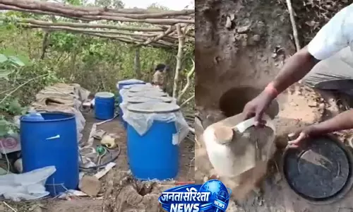 अवैध महुआ शराब फैक्ट्री पर छापा, 240 लीटर शराब और मोटरसाइकिल जब्त अवैध महुआ शराब फैक्ट्री पर छापा, 240 लीटर शराब और मोटरसाइकिल जब्त