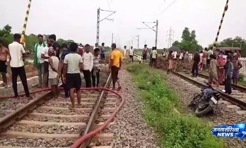 Bhadrak: ट्रेन की चपेट में आने से युवक की मौत, गुस्साए लोगों ने चौकी में लगाई आग