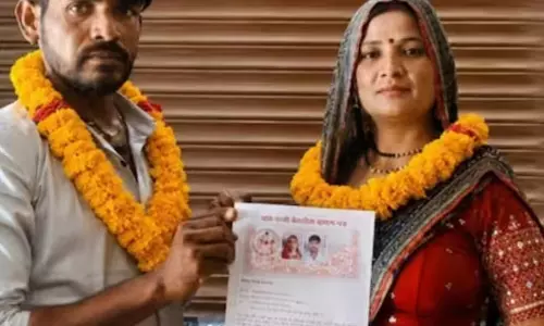 सास को दिल दे बैठा दामाद, कोर्ट में कर ली शादी, VIDEO में मांगा आशीर्वाद