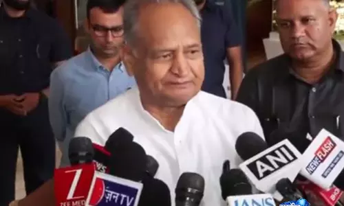 LPG कीमतों में बढ़ोतरी पर अशोक गहलोत का केंद्र पर निशाना, बोले- किचन मैनेजमेंट प्रभावित LPG कीमतों में बढ़ोतरी पर अशोक गहलोत का केंद्र पर निशाना, बोले- किचन मैनेजमेंट प्रभावित
