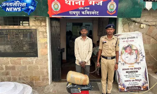 रायपुर में गांजा बेचने की फिराक में बैठा तस्कर गिरफ्तार रायपुर में गांजा बेचने की फिराक में बैठा तस्कर गिरफ्तार