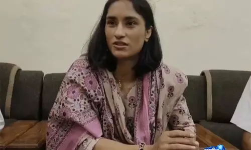 विनेश फोगाट ने LPG कीमतों में बढ़ोतरी पर केंद्र को घेरा, बोलीं- मुझे भी गैस सिलेंडर लेने में होती है दिक्कत विनेश फोगाट ने LPG कीमतों में बढ़ोतरी पर केंद्र को घेरा, बोलीं- मुझे भी गैस सिलेंडर लेने में होती है दिक्कत